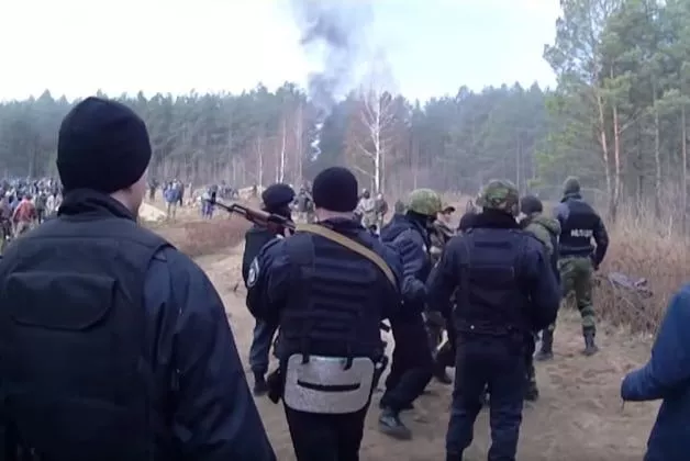 МВС оприлюднило відео сутички бурштинокопачів з правоохоронцями
