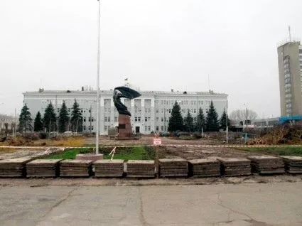 Площадь перед Бердянским исполкомом осталась без каштанов