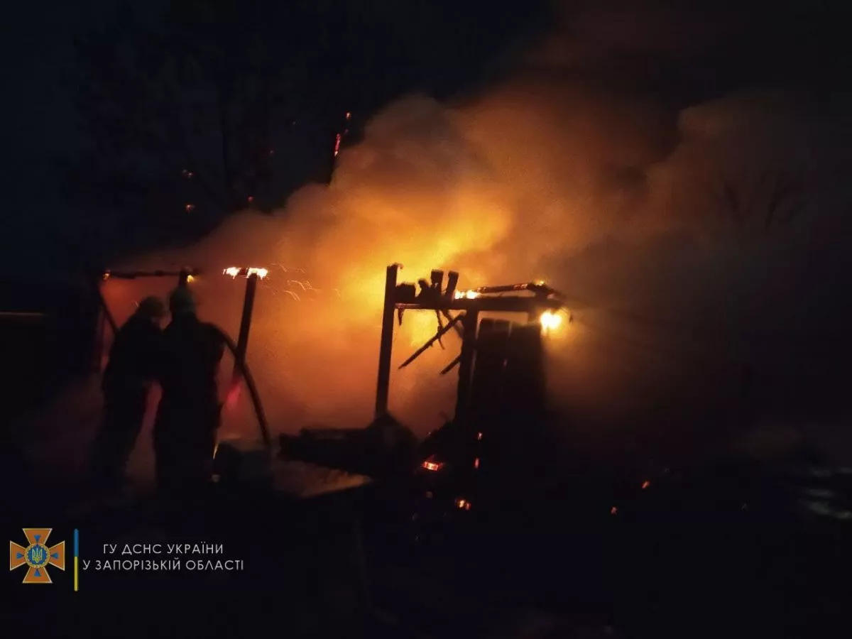 В Приморську рятувальники ліквідували пожежу на території приватного домоволодіння