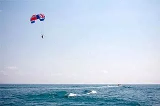 Полет на парашюте над морем оказался не безопасным