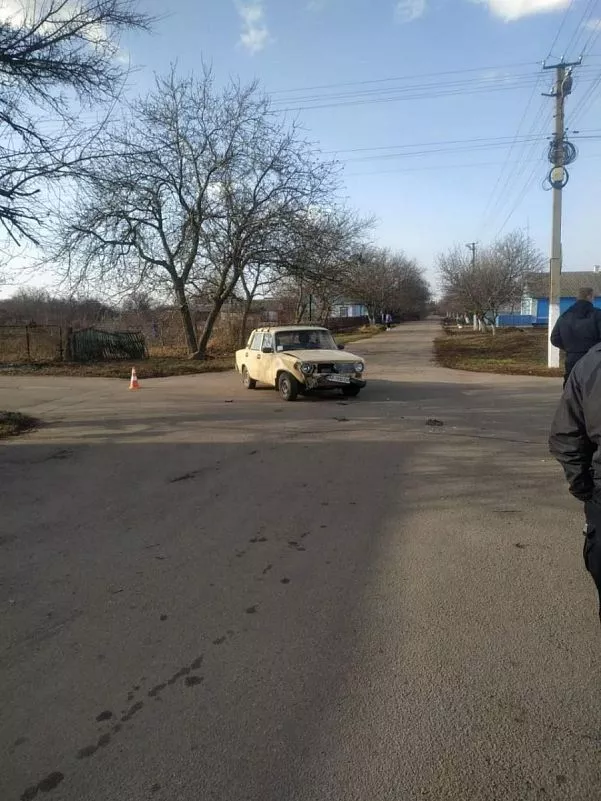 В Запорожской области ВАЗ врезался в полицейскую машину 5