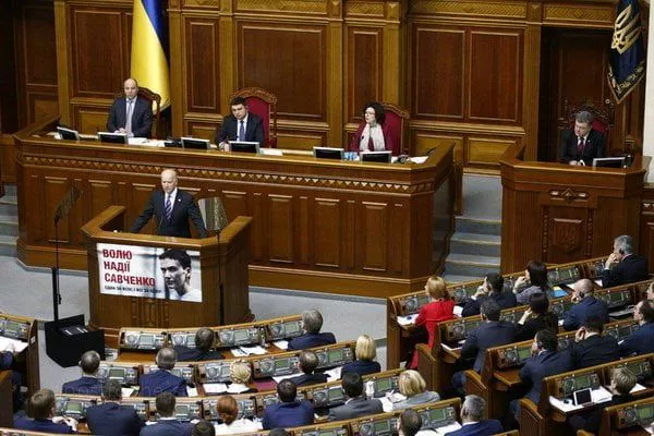 Байден - украинским властям: весь мир пристально наблюдает за вами
