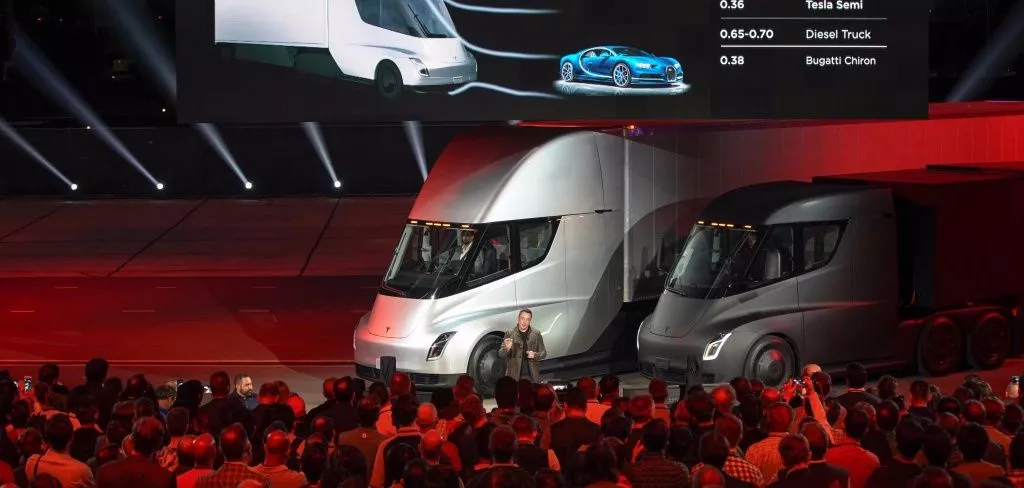 Илон Маск показал электрический грузовик Tesla Semi