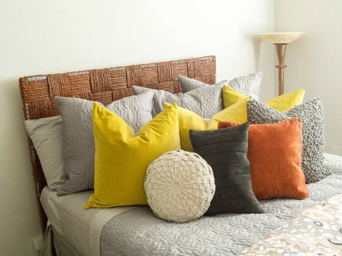 Декоративные подушки в интерьерах: почему они столь популярны?