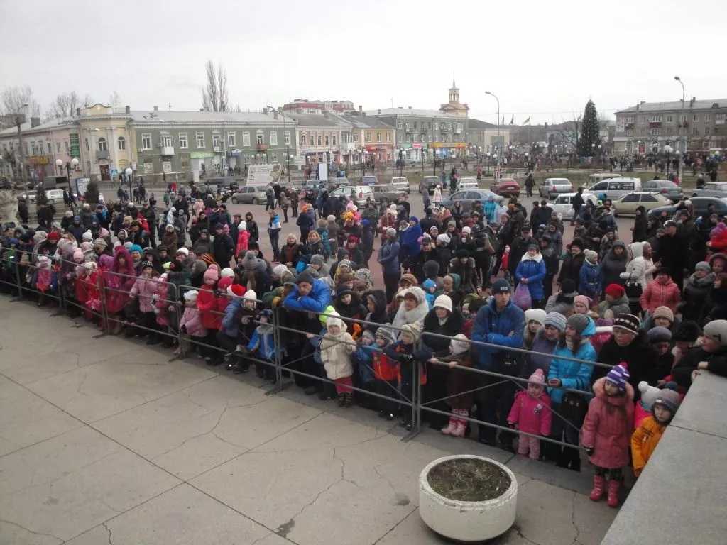 В Бердянске официально открыли главную новогоднюю ёлку города