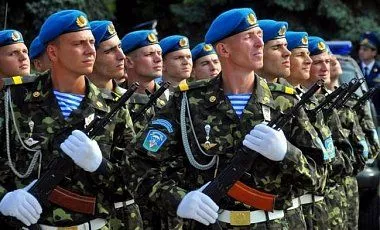 Украинские военные на поздравительных плакатах в РФ