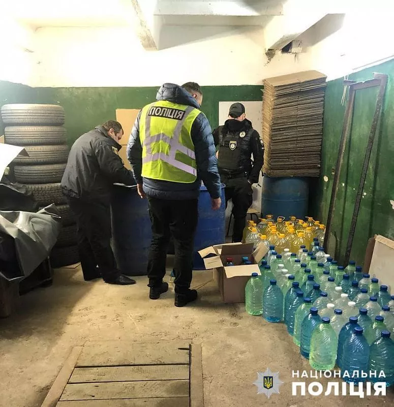 В Бердянске прикрыли подпольный цех алкоголя и табачных изделий (фото)