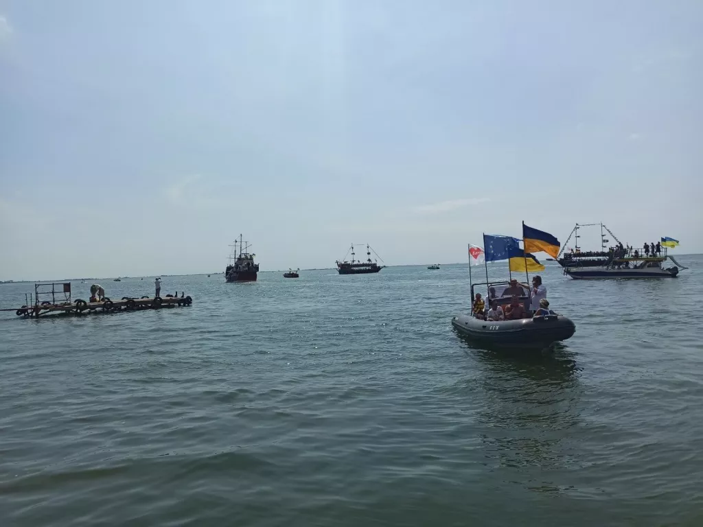 В День Державного прапору акваторію Бердянської затоки прикрасили жовто-блакитними стягами