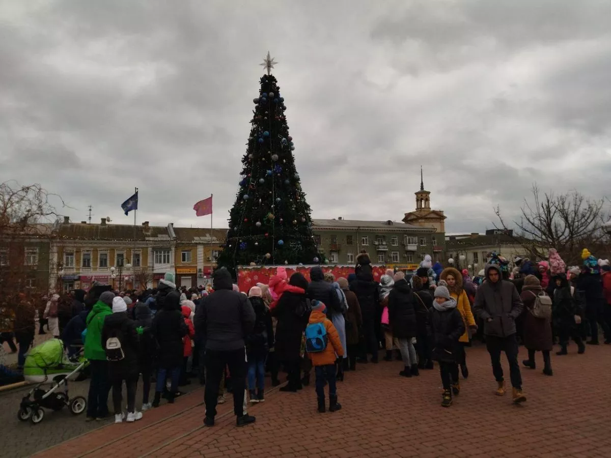 В Бердянську відкрили новорічну ялинку
