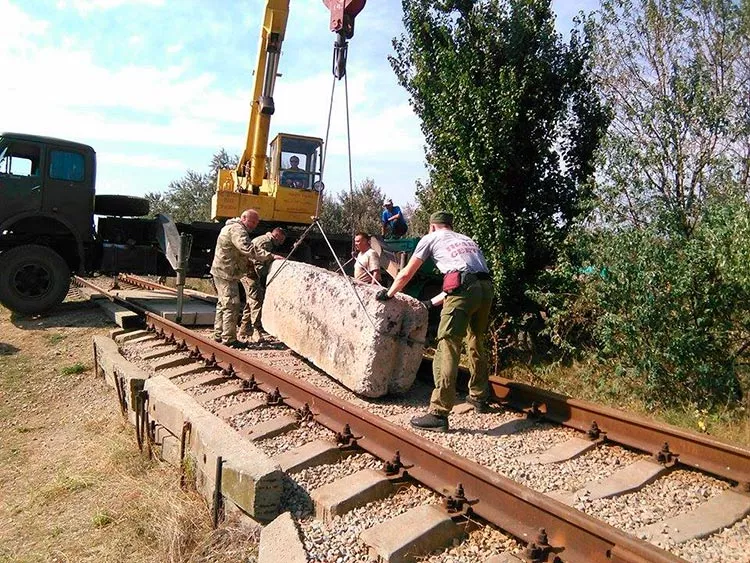 На крымский химзавод Фирташа не дошло 60 вагонов с сырьем из-за блокады