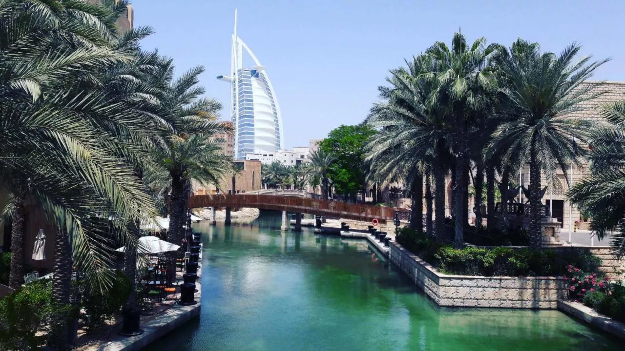 Дубай или Абу-Даби: куда лучше поехать в отпуск