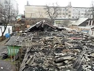 В Бердянске спасатели два часа тушили пожар, горел дом на трех хозяев