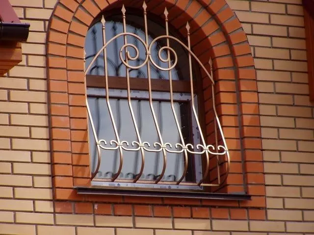 Металлические решетки на окна для безопасности
