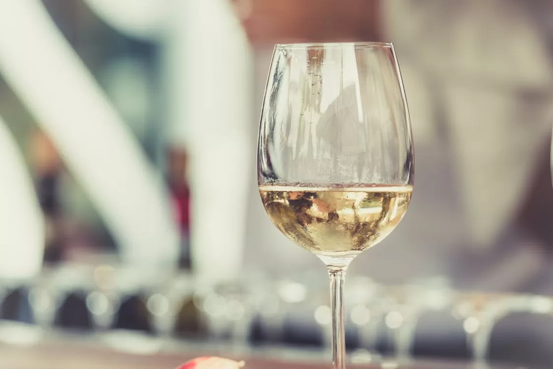 Біле вино: види, характеристики та правила вживання