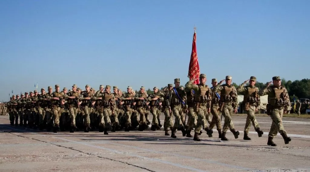 Порошенко: Военный парад покажет врагу украинскую мощь