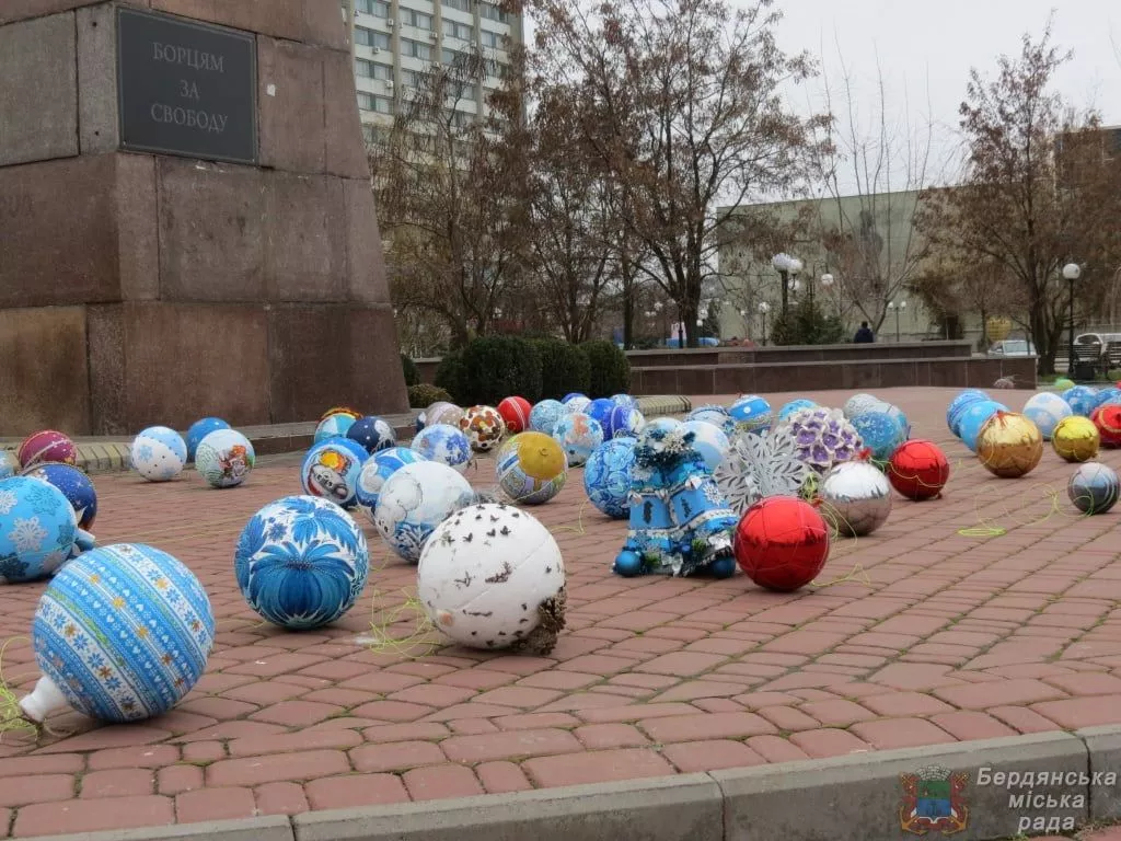 В Бердянську встановлено міську новорічну ялинку та прикрашено іграшками, які зробили бердянські діти