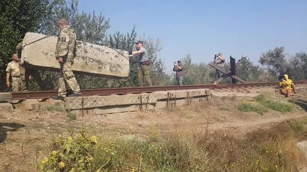 Заблокирована железная дорога, ведущая к заводу Фирташа в Крыму