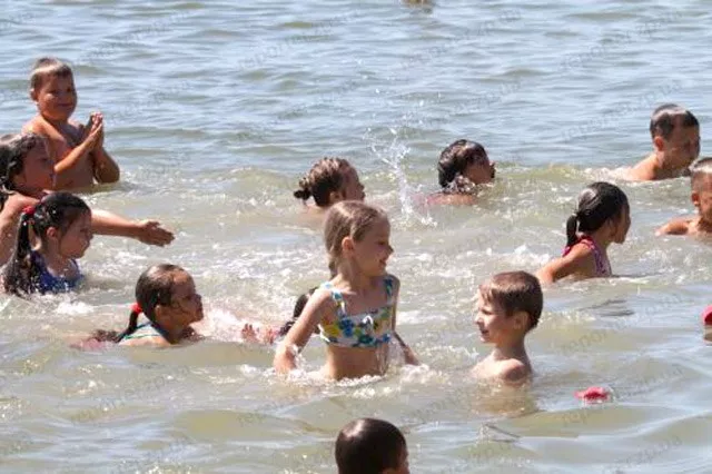 дети купаются