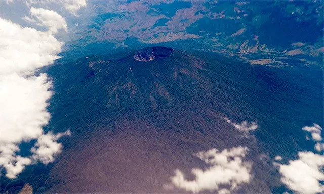 Вулкан Чареме Ciremai volcano