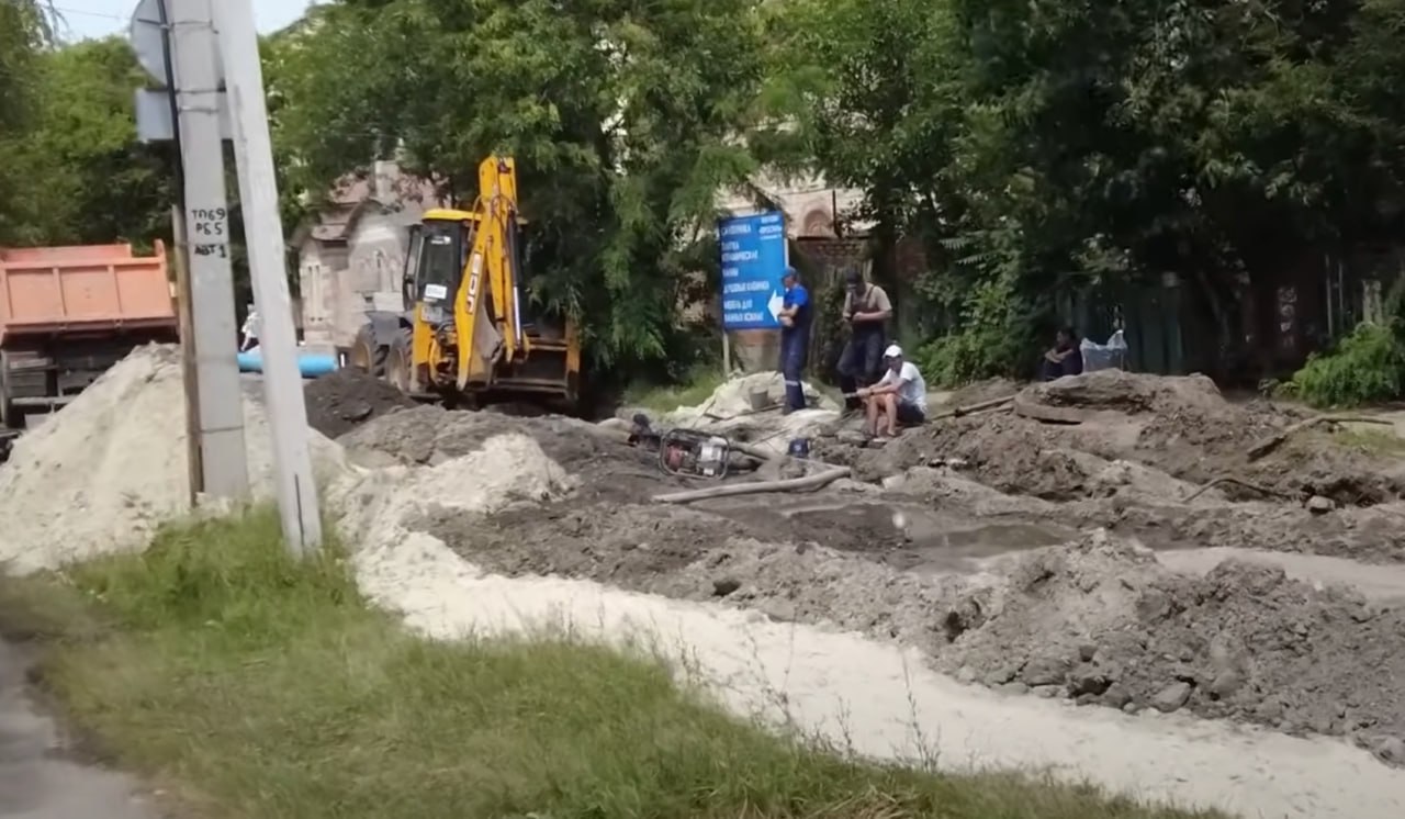 Порив водоводу на вулиці Консульській