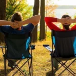 чуваки в лісі на релаксі