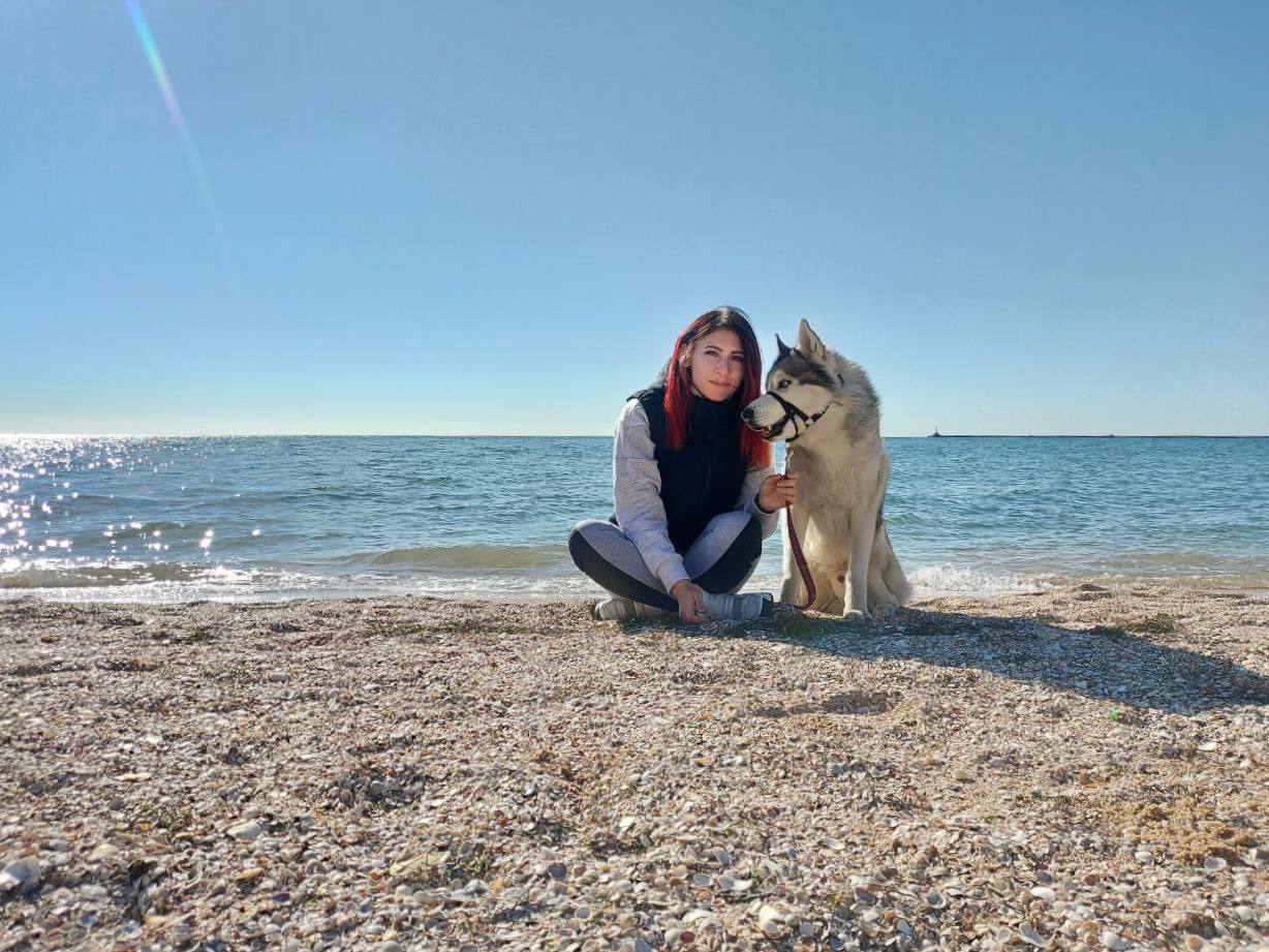 «Я обіцяла йому, що ми повернемось». Історія Анни, яка вивезла з окупації хаскі і пам’ять про дім