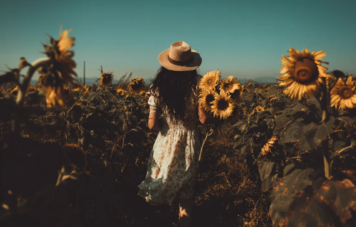 Дівчина в полі з соняшника