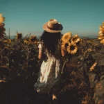 Дівчина в полі з соняшника