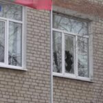 Окупанти збили дрон над житловими будинками, через що вилетіли десятки вікон (Фото: скриншот з відеосюжету окупаційних медіа)