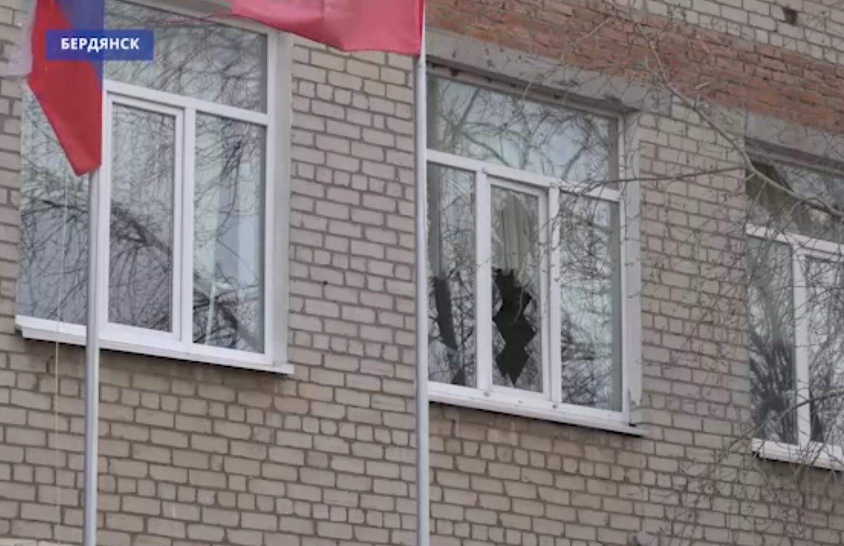 Окупанти збили дрон над житловими будинками, через що вилетіли десятки вікон (Фото: скриншот з відеосюжету окупаційних медіа)