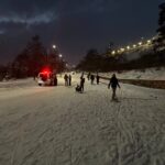 Бердянці повідомили, що на спуску була поліція, яка не забороняла дітям кататися на санчатах (Фото: окупаційні тг-канали)