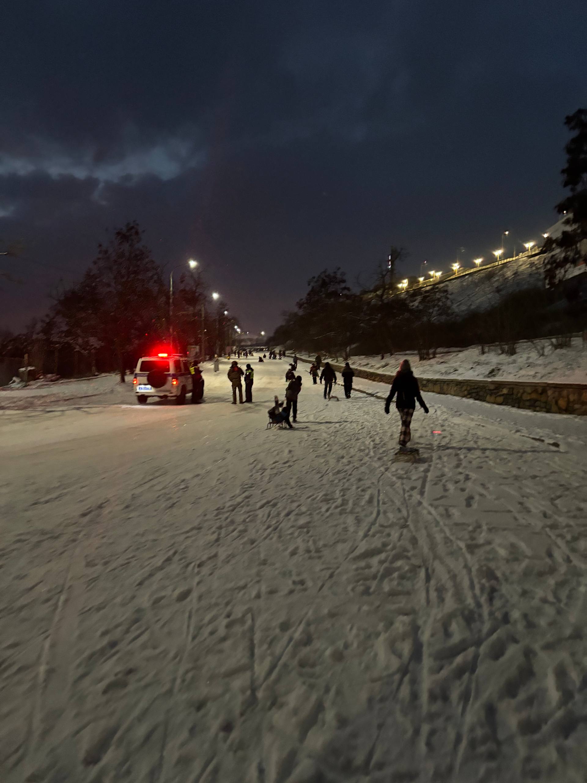 Бердянці повідомили, що на спуску була поліція, яка не забороняла дітям кататися на санчатах (Фото: окупаційні тг-канали)