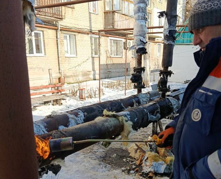 Окупанти запевняють, що роботи з розморозки мережі ведуться цілодобово (Фото: окупаційні пабліки) Окупанти запевняють, що роботи з розморозки мережі ведуться цілодобово (Фото: окупаційні пабліки)