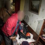 На фото підозрюваний під час слідчого експерименту (фото окупаційні джерела)