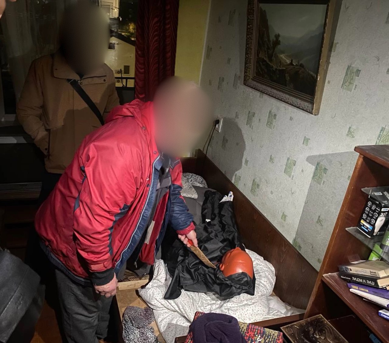 На фото підозрюваний під час слідчого експерименту (фото окупаційні джерела)