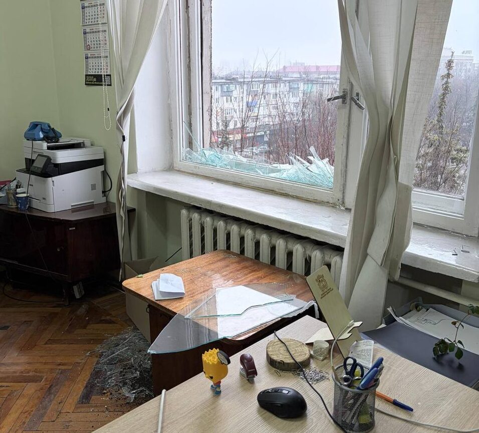 Вибиті вікна в офісі БМВА (Фото: тг-канал адміністрації)