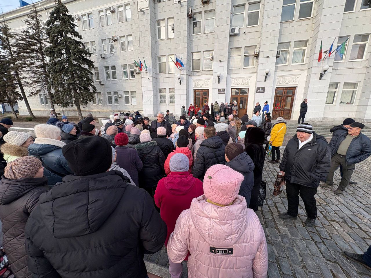 Черга з охочих дподати документи в Росреєстр (Фото: окупаційні пабліки)
