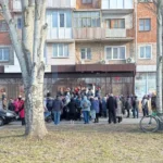 Черга під МФЦ на вулиці Волонтерів (BRD24)