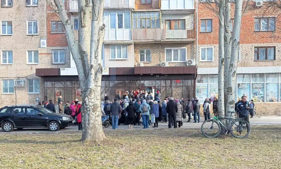 Черга під МФЦ на вулиці Волонтерів (BRD24)