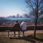 Кохання - це разом дивитися як горить російський військовий корабель (Фото: вільні джерела)