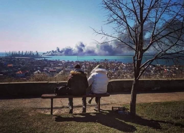 Кохання - це разом дивитися як горить російський військовий корабель (Фото: вільні джерела)