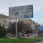 Білоборд знаходиться біля будинку на Нагірній 5 (Фото: окупаційні пабліки)