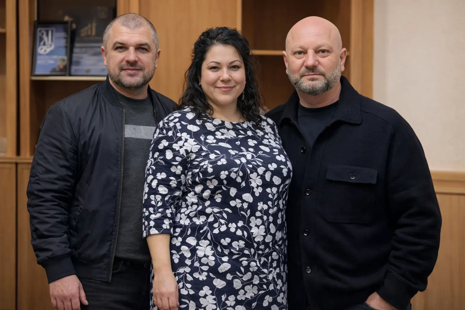 На фото ліворуч керуючий справами виконкому Олексій Юрченко, керівник апарату Інна Кривоніс і начальник БМВА Микола Матвієнко праворуч (Фото: колаж створений за допомогою ШІ. Люди можуть відрізнятись від реальних)