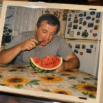 «На цьому фото нічого особливого. Просто тато їсть кавун на кухні»