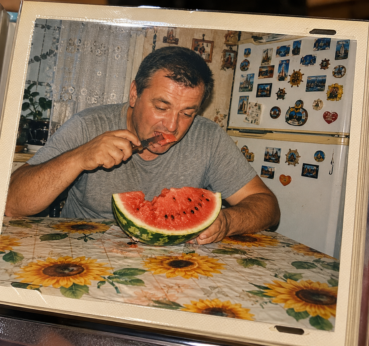 «На цьому фото нічого особливого. Просто тато їсть кавун на кухні»