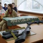 Уроки в шокупаціних школах все більше нагадують армію (Фото: російські пабліки)