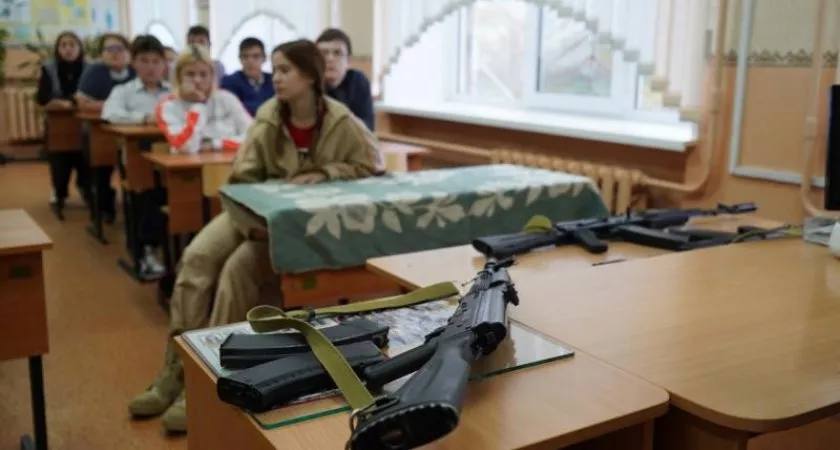 Уроки в шокупаціних школах все більше нагадують армію (Фото: російські пабліки) Уроки в шокупаціних школах все більше нагадують армію (Фото: російські пабліки)